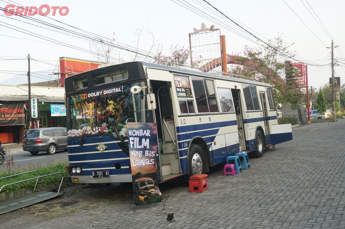 Bus Jepang klasik diubah menjadi mirip bioskop
