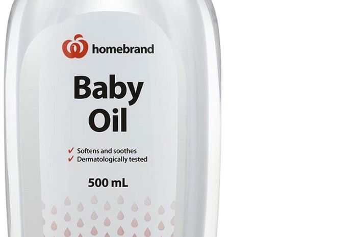 Ilustrasi baby oil untuk merawat mobil