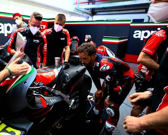 Andrea Dovizioso mengamati motor MotoGP Aprilia, RS-GP