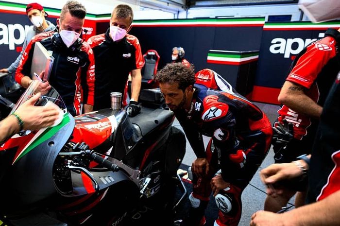 Andrea Dovizioso mengamati motor MotoGP Aprilia, RS-GP