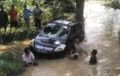 Bau Apek Deh, Suzuki Ertiga Terjun Bebas ke Sungai, Kerendem Semaleman Pagi Baru Diangkat
