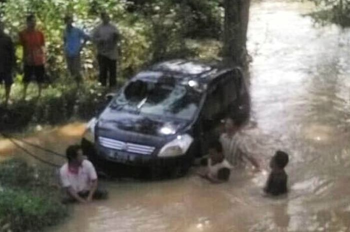 Suzuki Ertiga mengalami kecelakaan masuk ke sungai, terendam dari malam sampai pagi belum dievakuasi