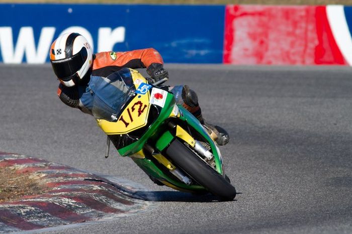 Berkat counter steering Alan bisa menikung