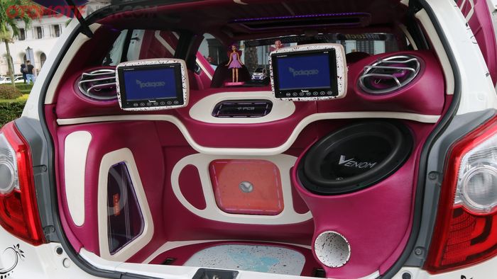 Kosmetik dan penataan audionya memanfaatkan ruang yang ada secara efisien di Toyota Agya