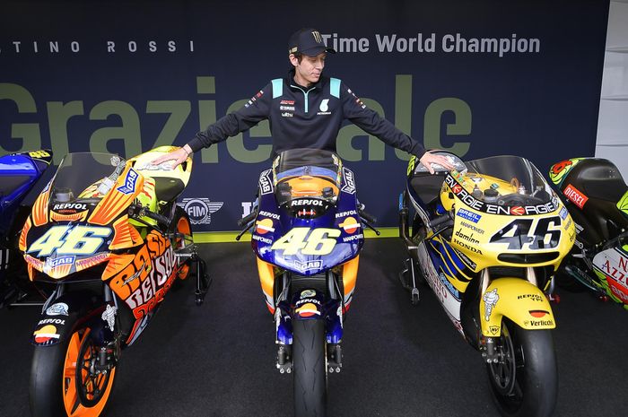 Valentino Rossi berpose di atas motor MotoGP Honda dan GP500 yang membawanya meraih juara dunia