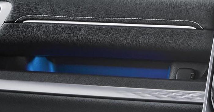 Dasbor Kijang Innova Zenix dilengkapi dengan ambient light