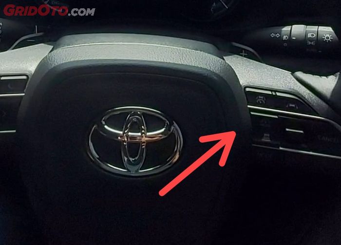 Tombol-tombol pengaturan DRCC di Toyota Kijang Innova Zenix Q Hybrid TSS