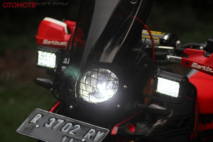 Headlamp Honda CRF250 Rally dilindungi cover dari H2C Thai, serta penambahan dua buah lampu sorot aftermarket