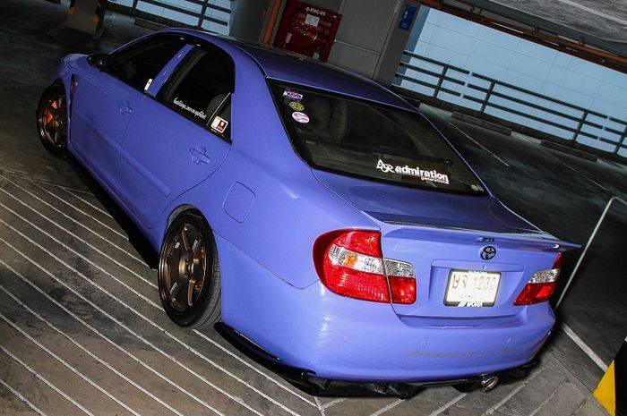 Modifikasi Toyota Camry lawas street racing juga racik ulang kabin dan audio