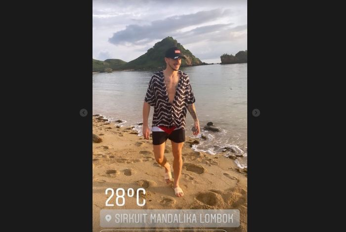 Scott REdding berjalan-jalan di pantai