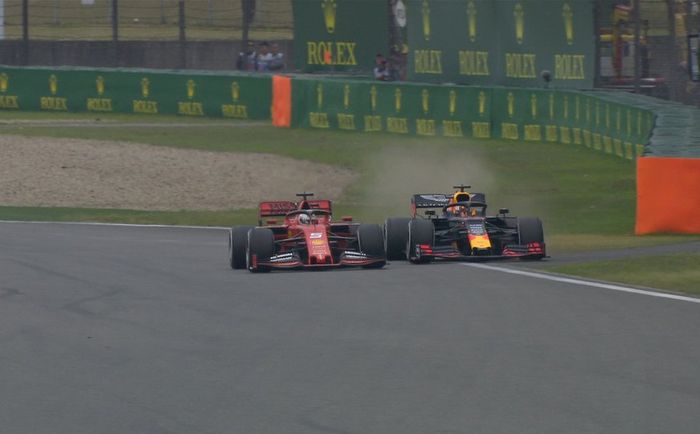 Sebastian vettel terlibat duel sengit dengan Max Verstappen di GP F1 China