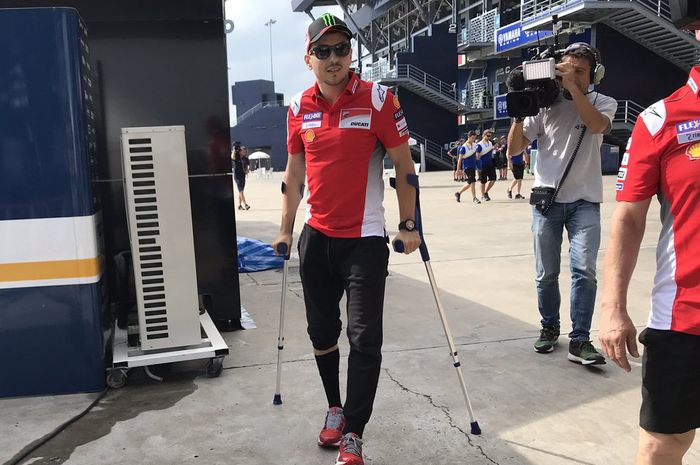 Jorge Lorenzo masih dibantu kruk dinyatakan fit dan boleh balap di MotoGP Thailand, (4/10/2018)