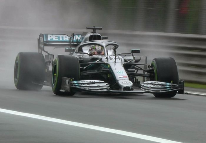Pembalap Mercedes, Lewis Hamilton jadi yang pertama turun ke lintasan dengan ban intermediate.
