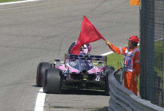 Pada 5 menit terakhir sesi kualifikasi harus dihentikan atau Red Flag, karena Sergio Perez (Racing Point) mengalami masalah mesin