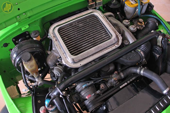 Sektor mesin dipasangi diesel 4JB1 turbo intercooler 2.800 cc lansiran Isuzu menggantikan mesin Jeep CJ-7. 