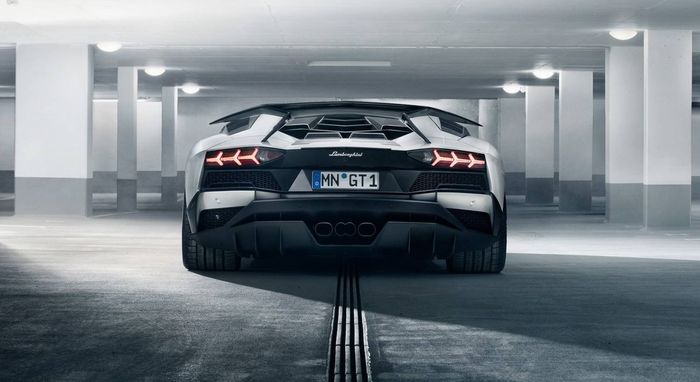 Tampilan belakang Lamborghini Aventador S