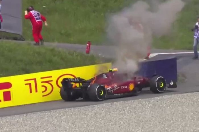 Carlos Sainz kritik kinerja marshal saat mobil Ferrari terbakar di F1 Austria 2022
