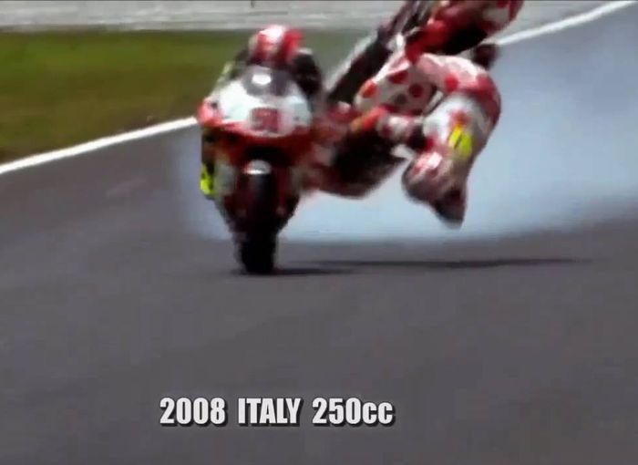 Hector Barbera juga terlibat insiden dengan Marco Simoncelli saat rem depannya tersangkut pada Muggello 2008