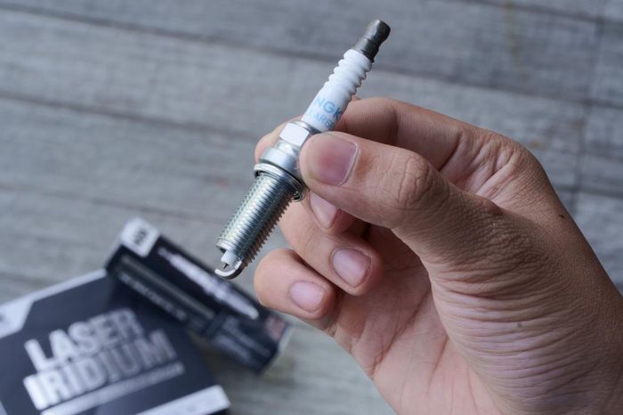 Ilustrasi busi iridium mobil