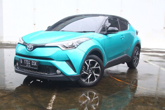 Ilustrasi mobil hybrid, Toyota C-HR