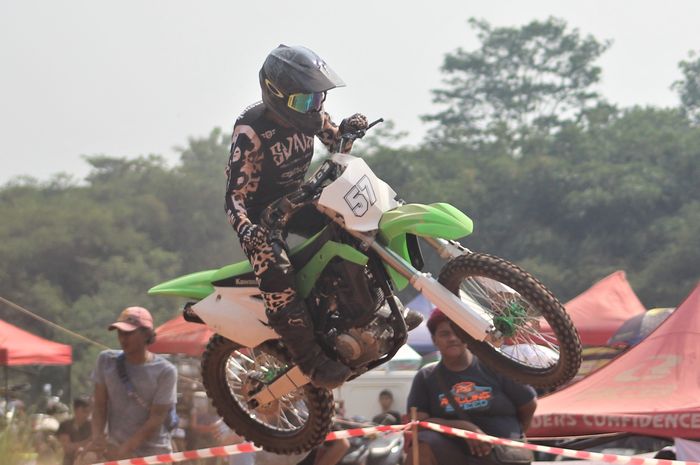 Pembalap binaan IMI Korwil Tangerang Selatan, Ardiansyah memborong juara di balap grasstrack Bodisa Championship Seri 2.