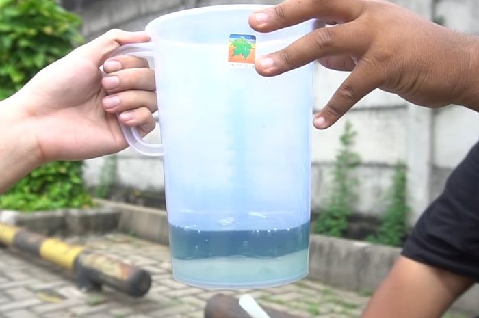 ilustrasi bensin yang tercampur air, bensin akan selalu ada di atas air