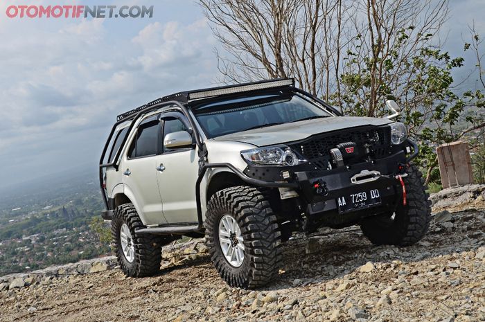 Toyota Fortuner Makin Jangkung, Ban Ektra Gede, Body Dikepung Rollcage