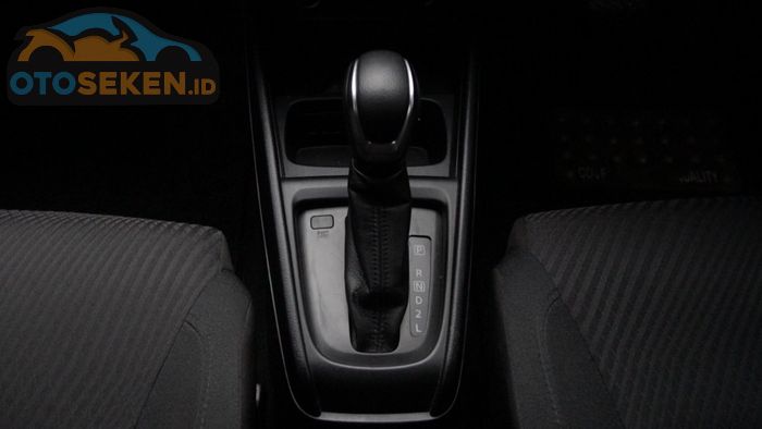 Menggunakan transmisi otomatis 4 percepatan (FWD)