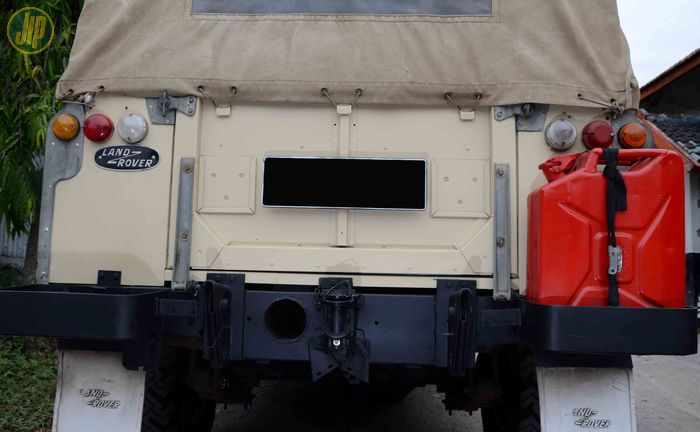 Salah satu ciri Land Rover versi militer adalah posisi lampu belakang yang sejajar horizontal. 
