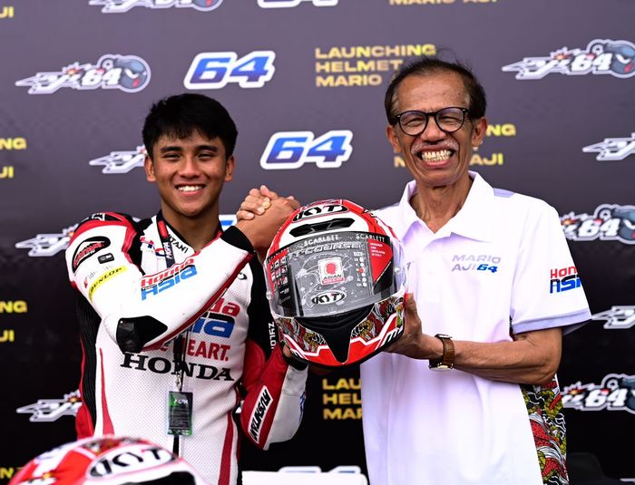 Mario Aji bersama Bupati Magetan, Suprawoto pamer helm baru dengan motif batik Telaga Sarangan untuk Moto3 2023