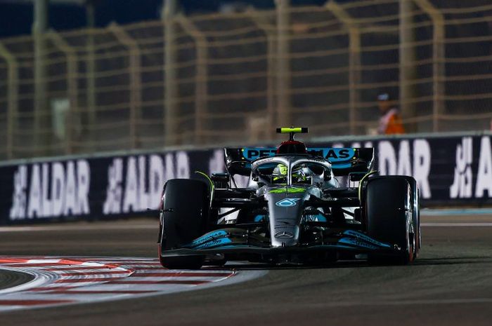 Lewis Hamilton akan menjalani start balap F1 Abu Dhabi 2022 di belakang dua pembalap tim Ferrari