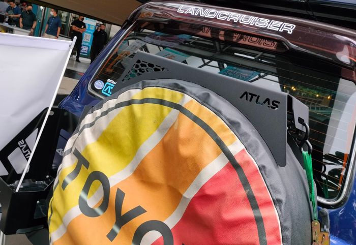 Bracket multi fungsi di atas ban cadangan buatan Atlas 4WD