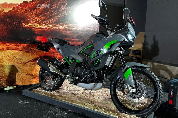 Kawasaki KLE500 SE punya warna sasis hijau, handguard, striping hijau dan windshiled lebih tinggi 