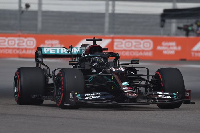Lewis Hamilton berhasil meraih pole position, sementara tim Ferrari ketiban sial di kualifikasi F1 Rusia 2020