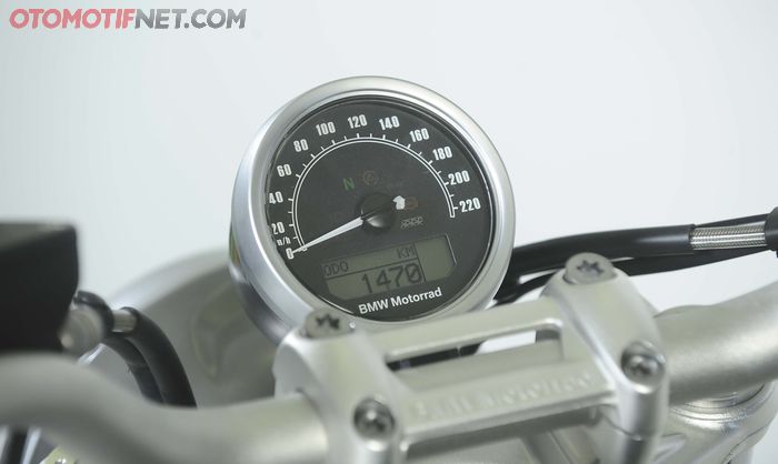 BMW R Nine T, Spidometer mungil kombinasi analog dan digital