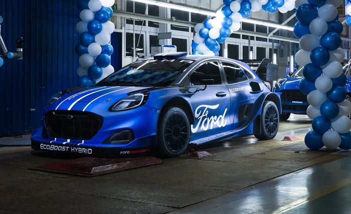 Tim M-Sport Ford memunculkan tampang terbaru mobil reli hybrid Ford Puma Rally1 pada 18 Desember 2021