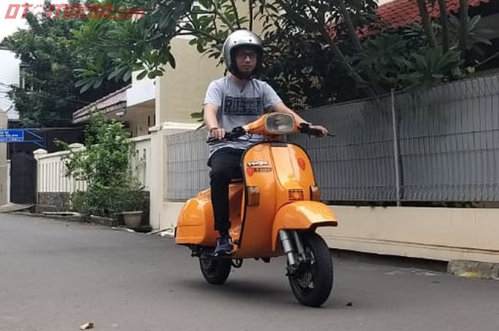 Vespa Exclusive keluaran lawas yang kini bermesin listrik hasil garapan Waay Custom. Ini merupakan salah satu contoh motor konversi mesin konvensional ke mesin tenaga listrik.