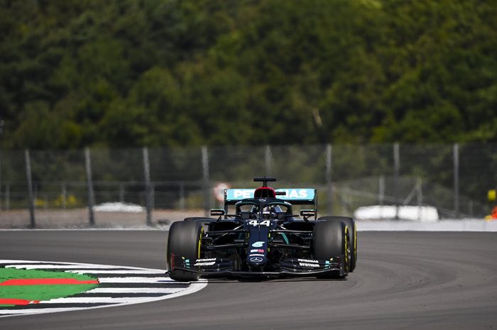 Tim Mercedes terlalu kuat, Lewis Hamilton berhasil kalahkan Valtteri Bottas di FP3 F1 70th Anniversary 2020