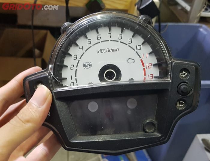 Mika speedometer yang retak dan tombol karet yang getas rawan masuk air