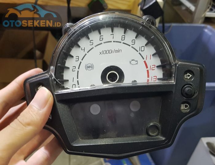 Mika speedometer yang retak membuka peluang air masuk