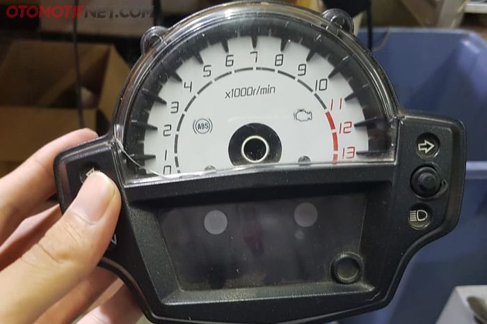 Ilustrasi speedometer digital yang jarumnya rusak