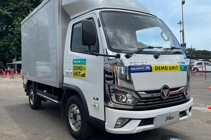 Tim GridOto berkesempatan menjajal langsung kendaraan listrik komersial terbaru dari Foton, yaitu eMiler, di area pelataran JIExpo Kemayoran.