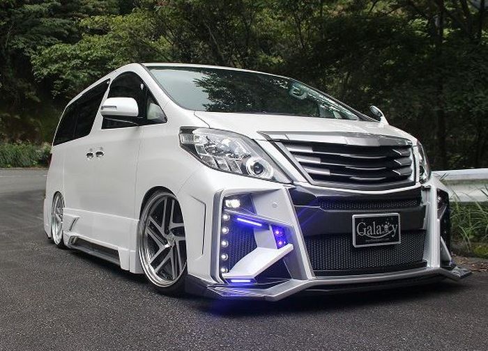 Tampilan depan modifikasi Toyota Alphard lawas dibikin lebih futuristik