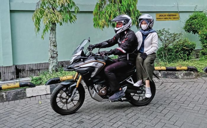 Bonceng menyamping tak disarankan, kalau terpaksa wajib lebih waspada