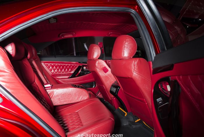 Tampilan kabin modifikasi Toyota Camry dibikin tema serba merah