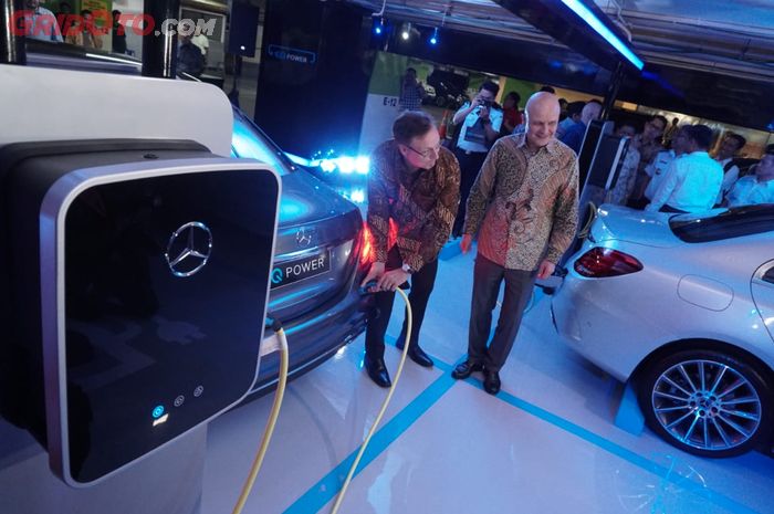 Pengisian daya Mercedes-Benz E 350 e oleh Roelof Lamberts selaku Presiden dan CEO PT. Mercedes Benz 