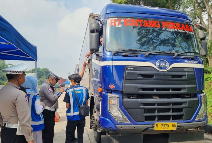 Pemeriksaan truk Odol di Tol Cipularang