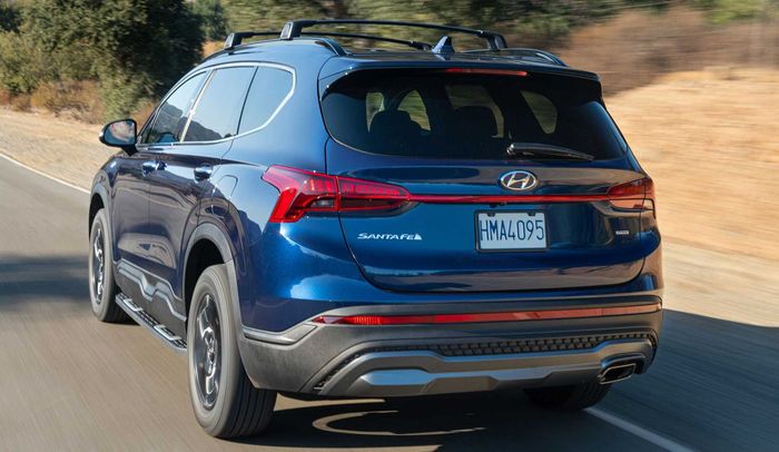 Tampilan belakang Hyundai Santa Fe XRT