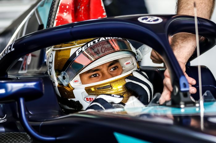 Sean Gelael di kokpit mobil tim DAMS pada hari pertama tes pramusim F2 Sakhir, Bahrain
