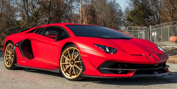 Modifikasi Lamborghini Aventador SVJ pakai warna Rosso Corsa dan pelek emas